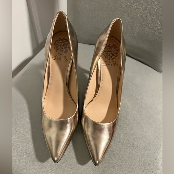 VINCE CAMUTO KAIN GOLD METALLIC PUMP - Picture 2 of 8